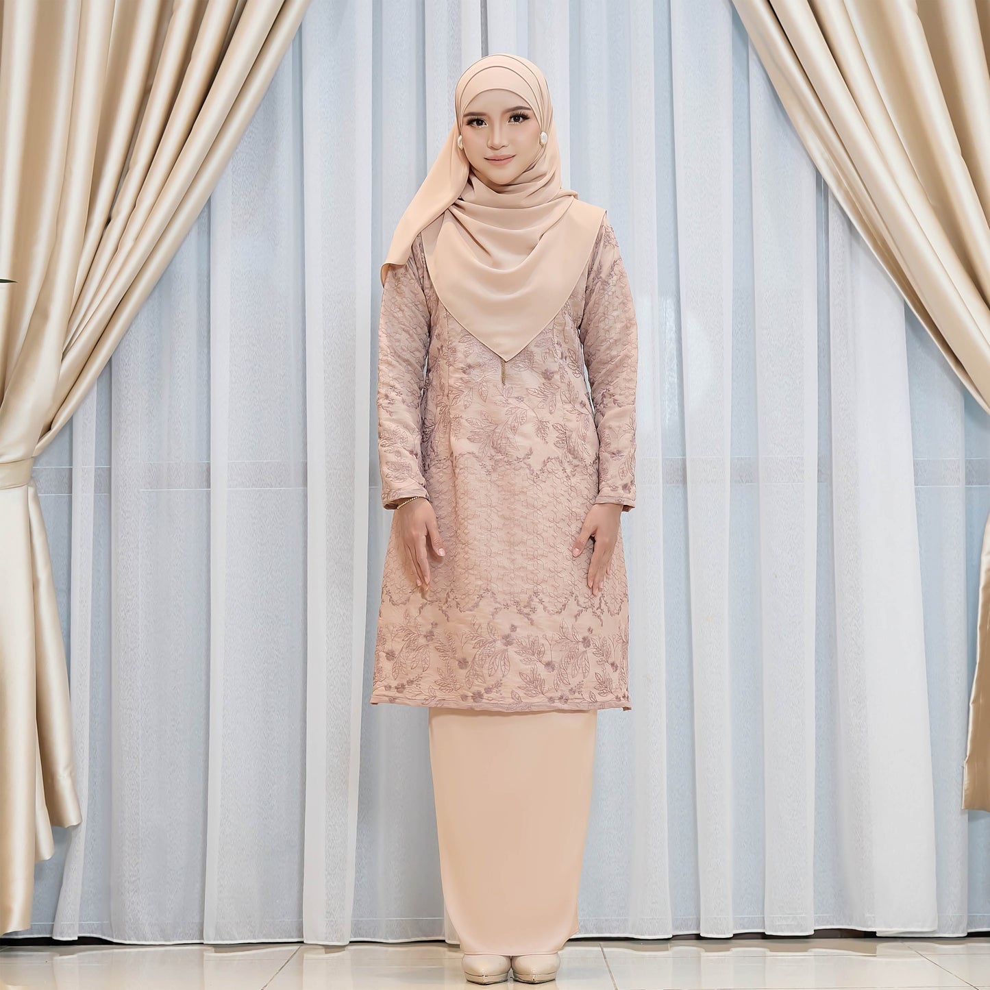 Adora Kurung