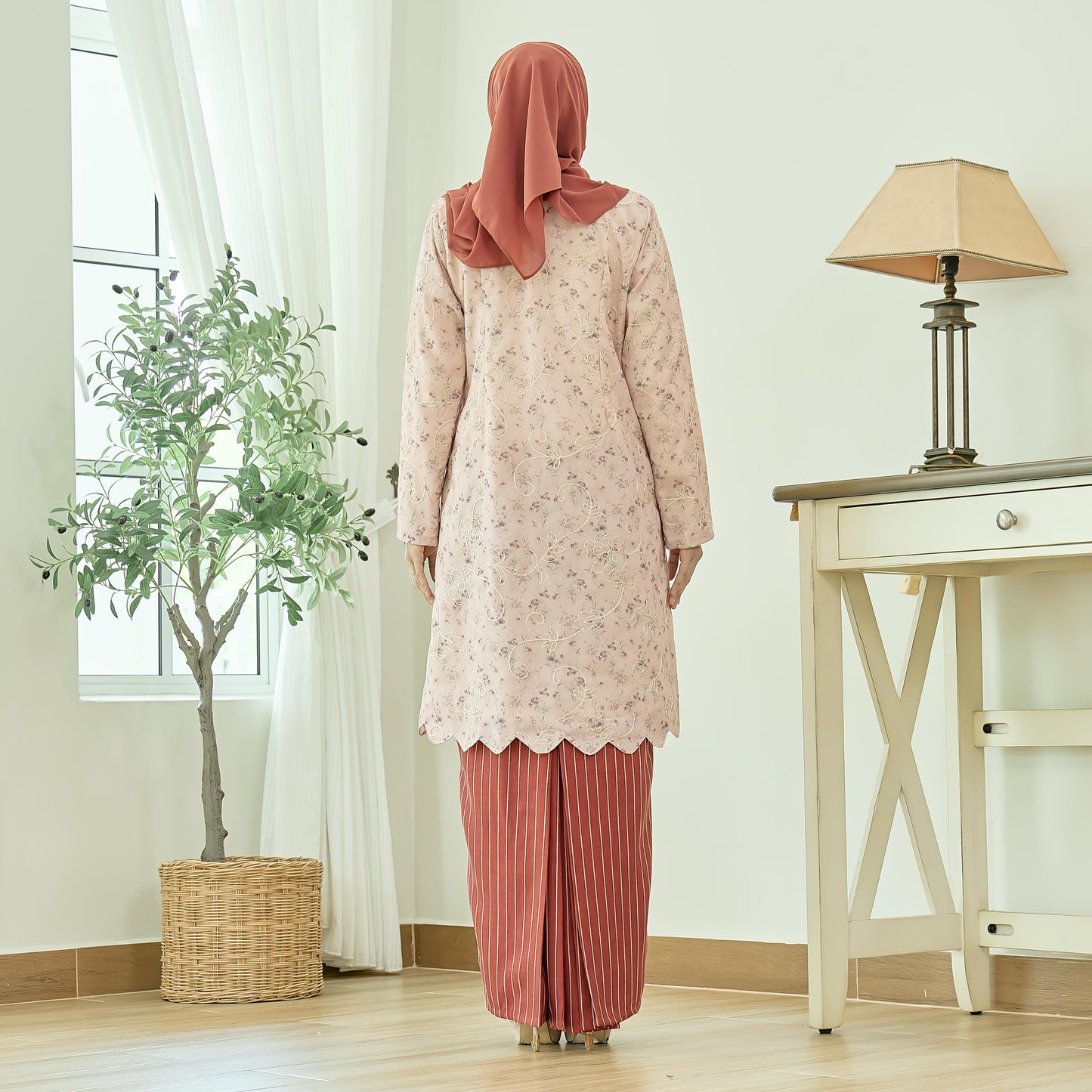 Elly Kurung