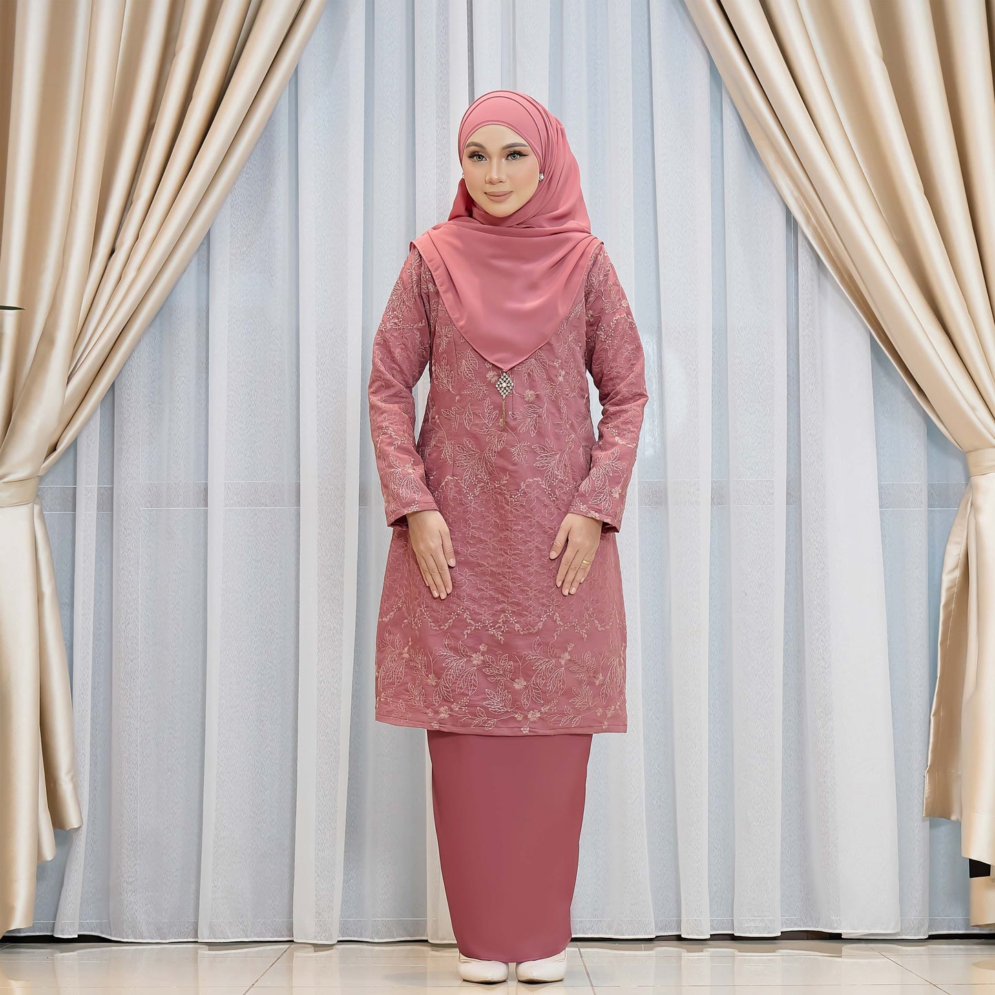 Adora Kurung