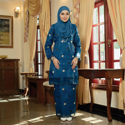 Elisya Kurung