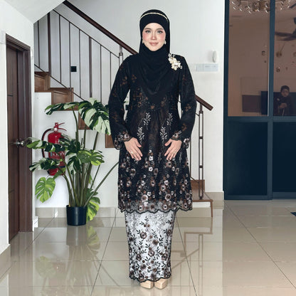 Naomi Kurung