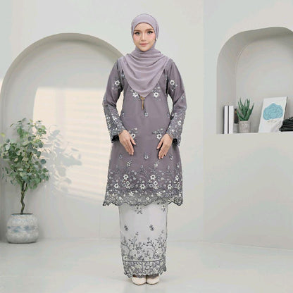 Della Kurung
