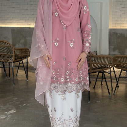 Della Kurung