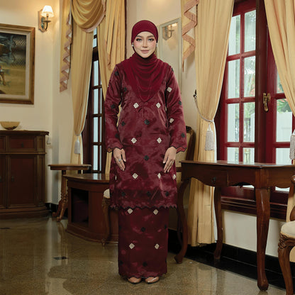Elisya Kurung