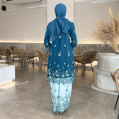 Della Kurung