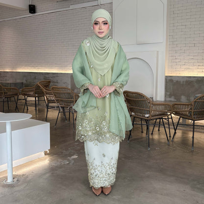 Della Kurung