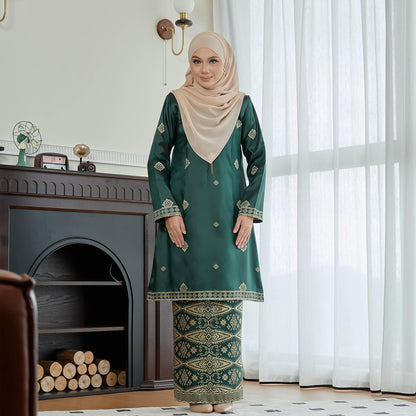 Petra Kurung