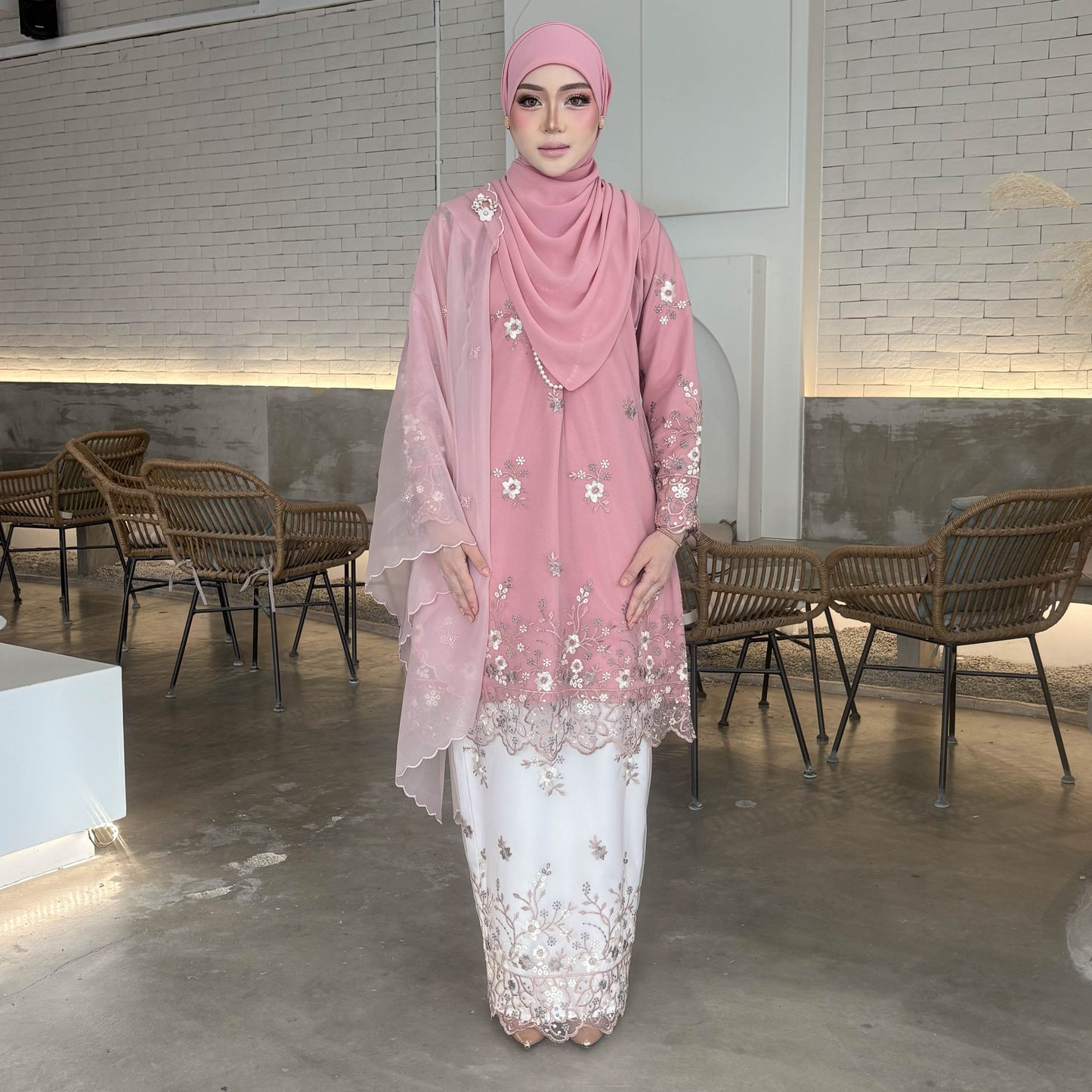 Della Kurung