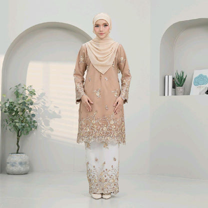 Della Kurung