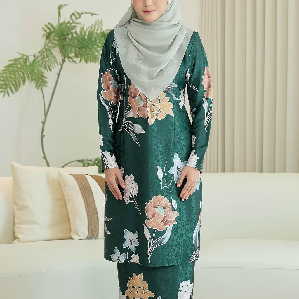 Anggun Kurung