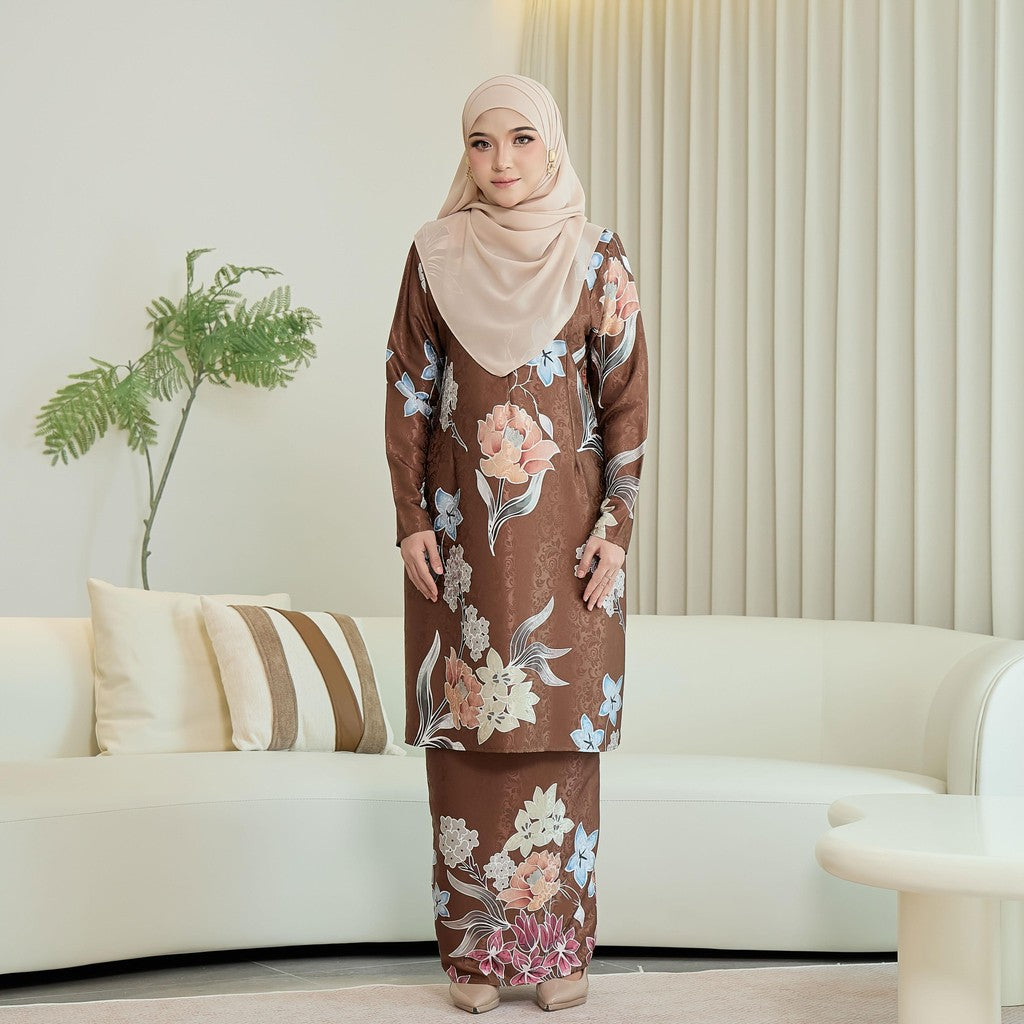 Anggun Kurung
