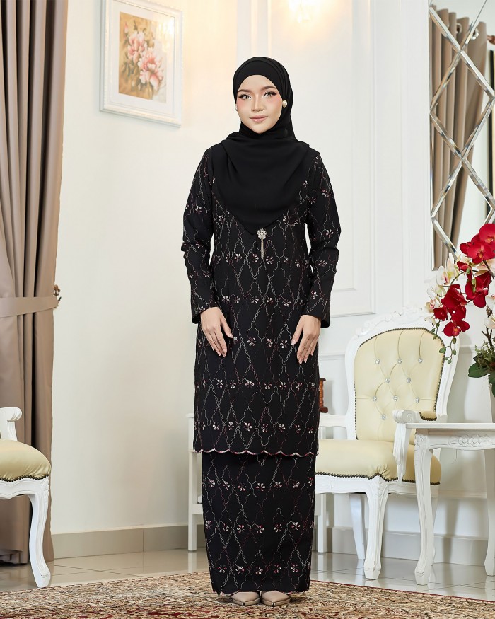 Nadelia - Elegant Black
