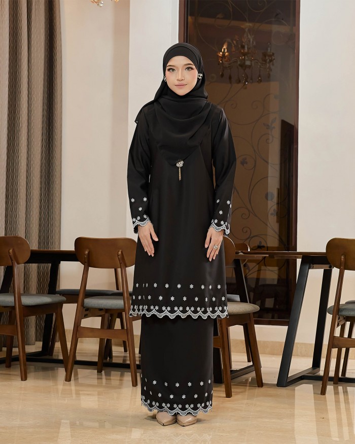 Zafira -- Elegant Black